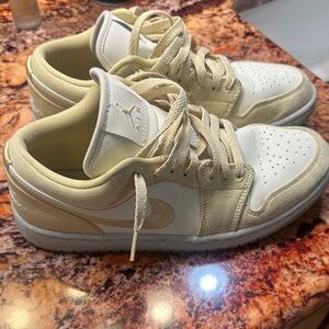 Nike Women's Sneakers in White and Cream